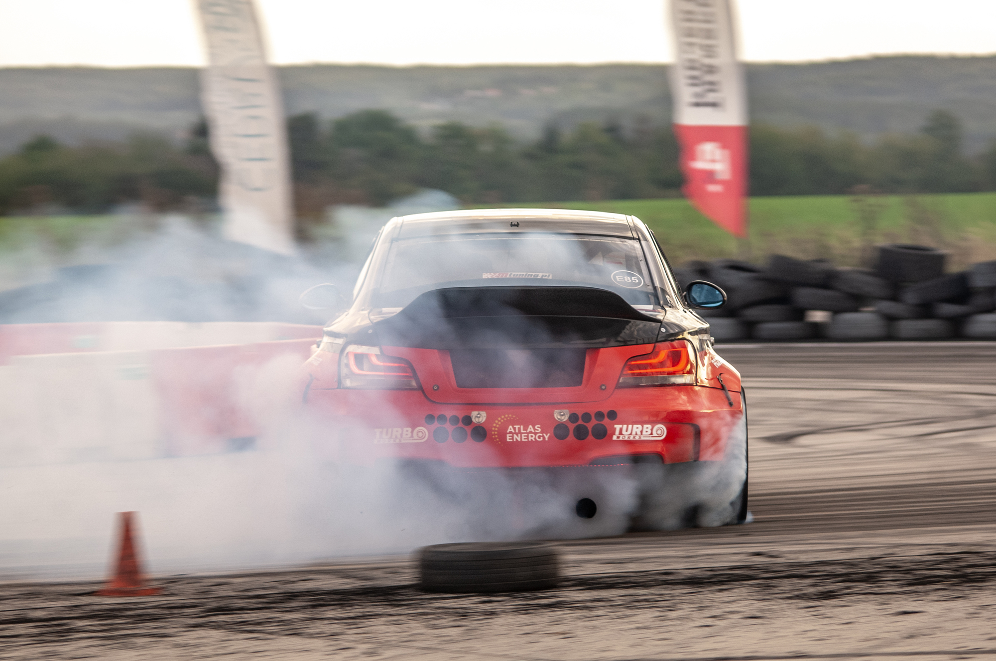 vehiculo en pista controlada